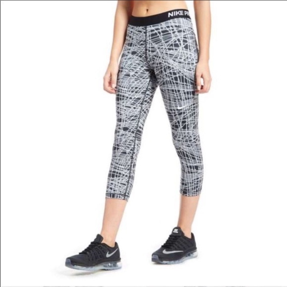 NWT Nike Pro Dri Fit Cool Tracer Capri